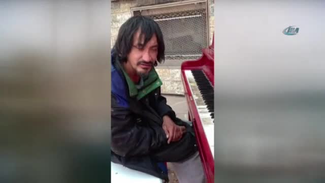 Evsiz adamdan unutulmaz resital