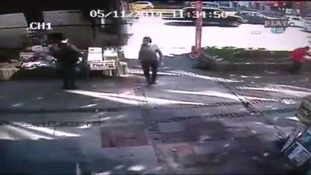 Otobüs kazasından 3 saniyeyle kurtuldu