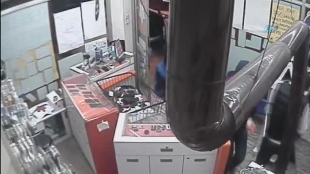 Karakolun karşısındaki dükkanı böyle soydular