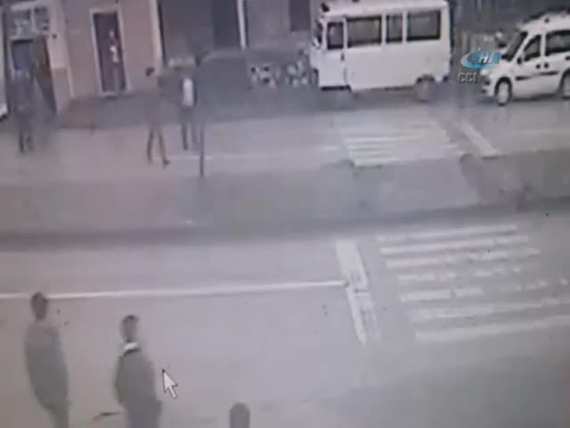 Otomobil yayaya böyle çarptı