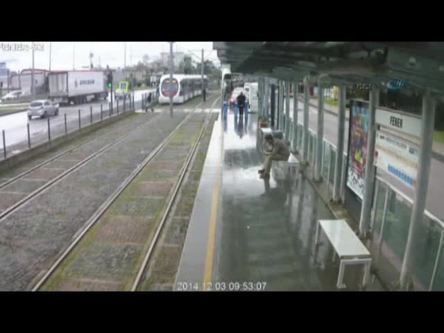 Tramvay yolundaki kazalar güvenlik kamerasında