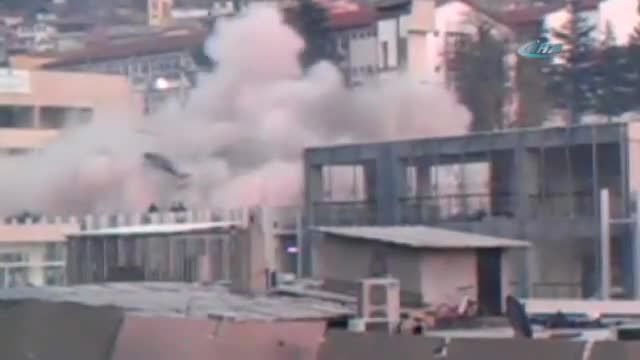 Bina böyle yıkıldı: 1 ölü, 1 yaralı