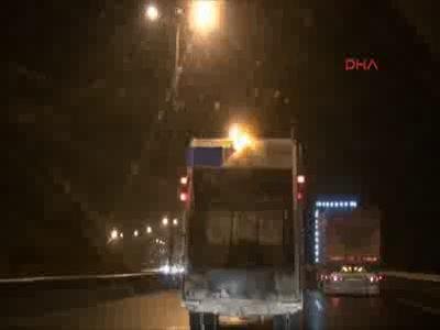 Çöp kamyonunda 95 bin paket kaçak sigara bulundu