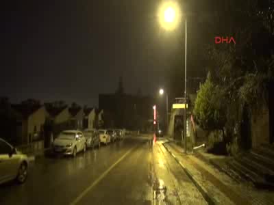 Bursa'da istinat duvarı çöktü 8 araç zarar gördü
