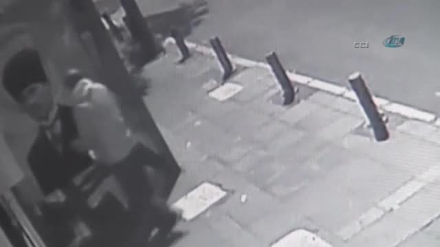 Atatürk fotoğraflı bayrağı yaktı !