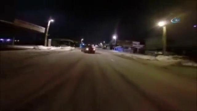 Karlı yolda tehlikeli gösteri