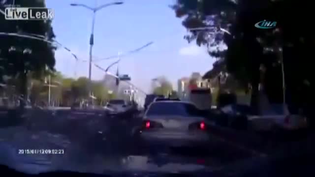İki kişiye ve araçlara çarptı devam etti
