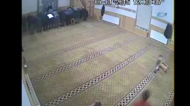 Küçük afacanın camide yaptığına bak !
