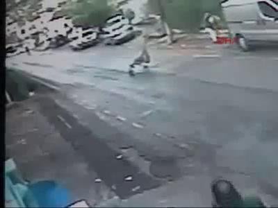 Bodrum'da kahraman balikçi bebek arabasini yakaladi