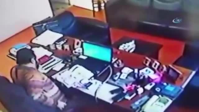 Kazayla kendisini vurdu, görüntüleri gülerek izledi