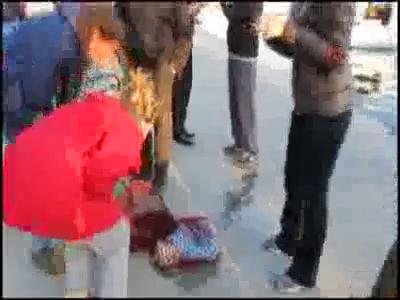 Köpeği poşete koyup denize attılar!