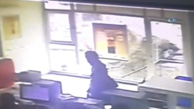 Kum yüklü kamyon böyle devrildi