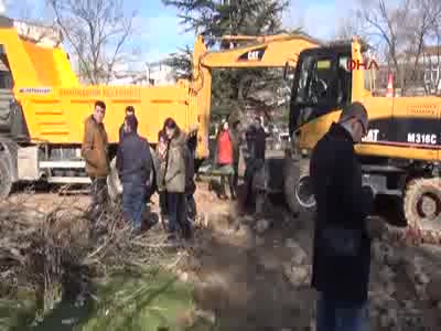 İş makinası önüne geçerek kavşak için parkın yıkılmasını durdurdular