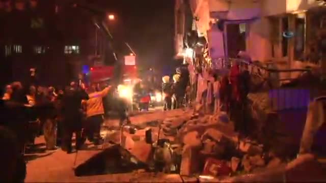 Mersin'de bina çöktü!