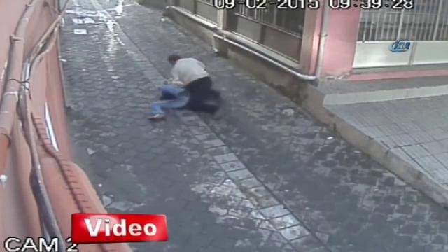 Sokak ortasında karısını bıçakladı
