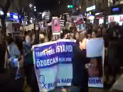 Bursa'da 5 bin kişi Özgecan için yürüdü