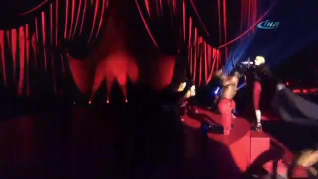 Madonna sahnede fena düştü !