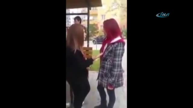 Kızlar kavga etti, erkekler bahis oynadı