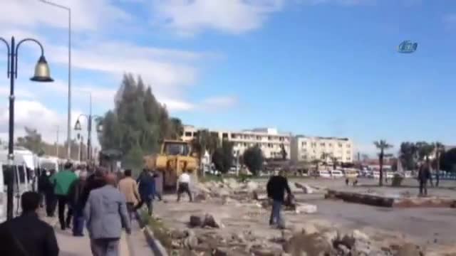 Kepçeyi insanların üzerine sürdü! Dehşet anları kamerada
