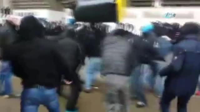 Polise çöp bidonu attı !