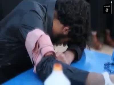 (+18) IŞİD kağıt giyotini ile el kesti