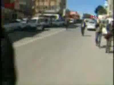 Ak Parti binasına silahlı baskın!