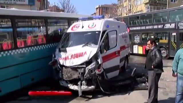Ambulans özel halk otobüsü ile çarpıştı: 7 yaralı