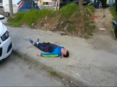 Uyuşturucu kullanan genç kaldırımda baygın halde bulundu