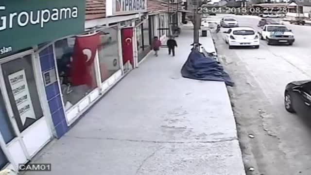 Bayrağı öpen çocuk, ilgi odağı oldu