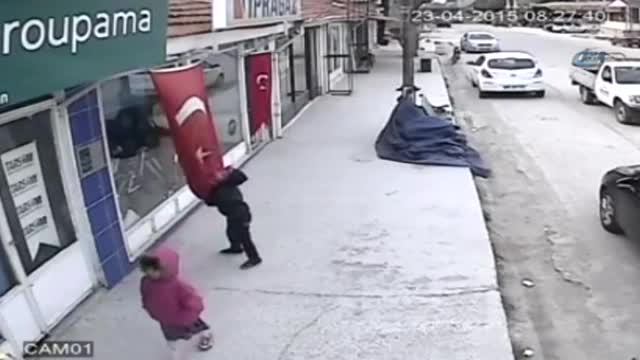 Bayrağına sahip çıkan o çocuk konuştu