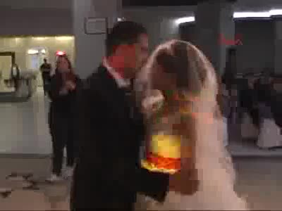 Geline düğünde damacana taktılar