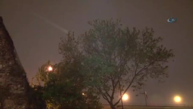 İstanbul'da fırtına ağaçları devirdi