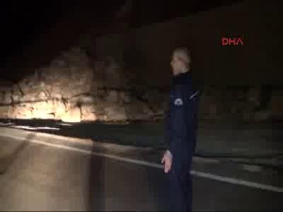 Bursa'da tonlarca toprak yola savruldu!