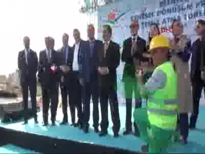 Bakan İslam sis bombasına dayanamadı