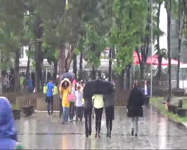 Bursalılar yağmura hazırlıksız yakalandı