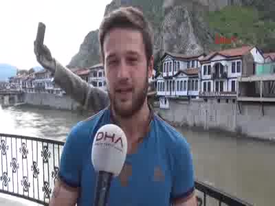Selfie çeken şehzade heykelinin telefonunu kırdılar