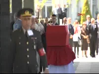 Evren'in cenaze töreninde protesto sesleri