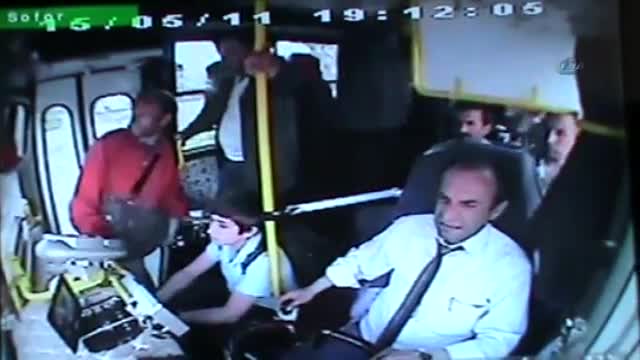 Bursa'da utandıran görüntü otobüs şoförünü dövdü