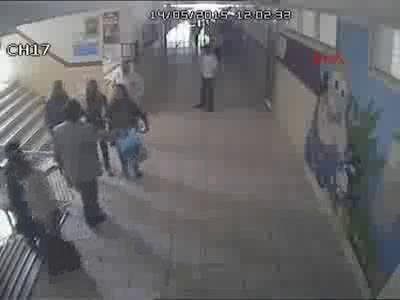 Öğretmene anneden 'oğlumun yerini değiştirdin' dayağı