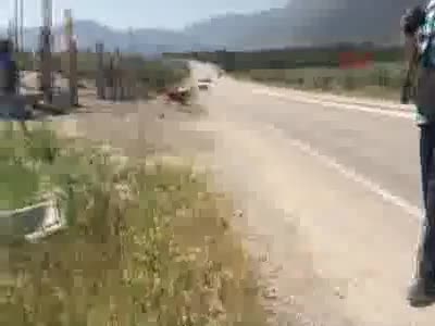 Otomobil domuza çarptı: 1 ölü 1 yaralı