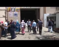 Maaş alamayan işçiler makinelerin başında nöbet tutuyor