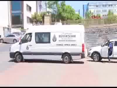 Kucağında bebeği varken vuruldu