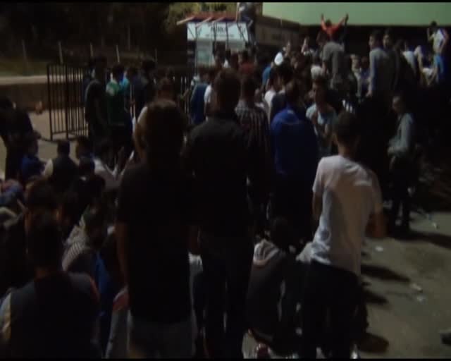 Taraftarlar kupa finali bileti için statta yattı