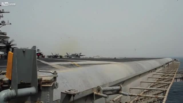 F-18 uçakları IŞİD güçlerini vurmak için havalanıyor