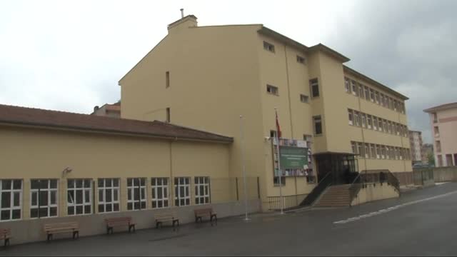 Bursa'da sandıklar sınıflara taşındı paravan kuruldu...