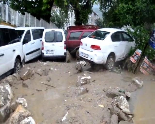 Bursa'da yüzlerce kişi mahsur kaldı