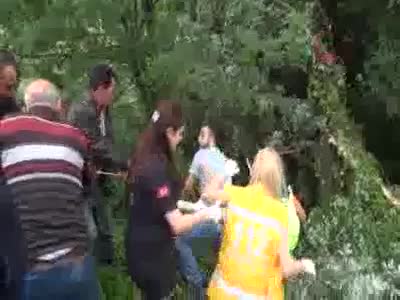 Bursa'da yaralı sürücüyü kurtarma operasyonu