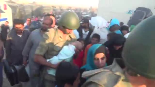Suriyelilerin sınırdan geçişi başladı