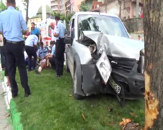 Bursa'da polis çocuğa çarpmamak için ağaca çarptı!