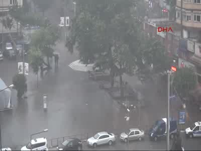 Sağanak yağmur Bursa'da ulaşımı aksattı